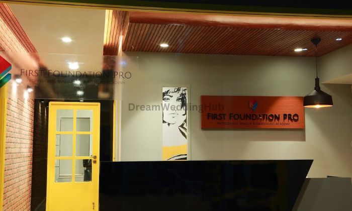 FIRST FOUNDATION PRO - Makeup